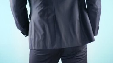 4 k. ağır çekim. Renkli arka plan. Yakın çekim. Uyluk bir adam. İşadamları neşeyle kalçalarına taşır