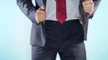 4 k. ağır çekim. Renkli arka plan. Yakın çekim. Uyluk bir adam. İşadamları neşeyle kalçalarına taşır