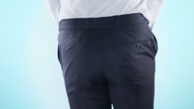 Genitoüriner sistem ile ilgili sorunlar vardır. renkli bir arka plan üzerinde iş adamı. 4 k, yakın çekim, ağır çekim çekim.