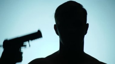 renk arka plan. 4k, ağır çekim. bir adamın gölgesi. Headshot.