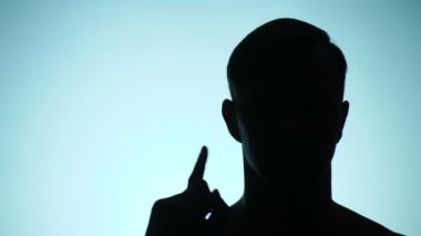 arka plan rengi. 4k, ağır çekim. bir insan gölgesi. adam jest, bak orada gösterir