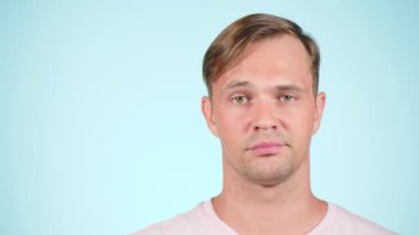 arka plan rengi. 4k, ağır çekim. adam jest, bak orada gösterir
