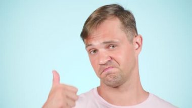 arka plan rengi. 4k, ağır çekim. adam jest gösterir Tamam