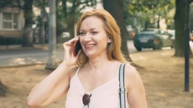 Sahil bir sıcak güneşli yaz gününde yürüyüş, Evet mutlu genç kadın. 4k, ağır çekim