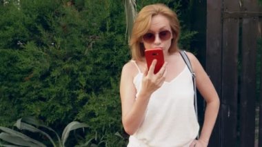 bir sinir konuşma, duygu ağrı ve baş ağrısı olan kadın sokakta, telefonda söz vurguladı. Steadicam vurdu. 4k, ağır çekim çekim