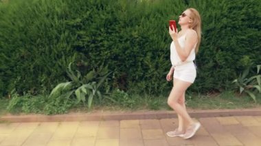 bir sinir konuşma, duygu ağrı ve baş ağrısı olan kadın sokakta, telefonda söz vurguladı. Steadicam vurdu. 4k, ağır çekim çekim