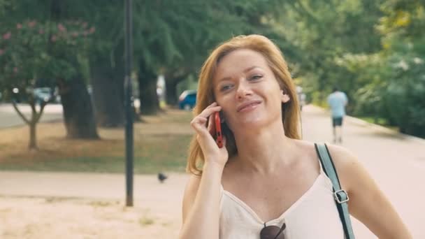 Felice Giovane Donna Che Parla Telefono Passeggiando Lungo Lungomare Una — Video Stock