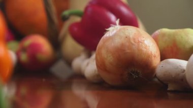 Sonbahar hasat veya Şükran, bereket dolu ile sebze, sebze dökülen masada sepet dışarı. 4k, dolly atış