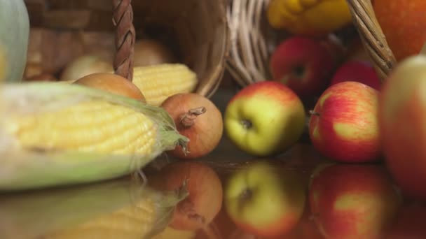 Höstens skörd eller Thanksgiving, ymnighetshorn fyllda med grönsaker, grönsaker började forsa ut ur korgen på bordet. 4k, dolly skott — Stockvideo