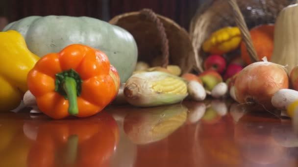 秋天的收成或感恩节, 满是蔬菜的聚宝盆, 蔬菜洒在桌上的篮子里。4k, 多莉射击 — 图库视频影像