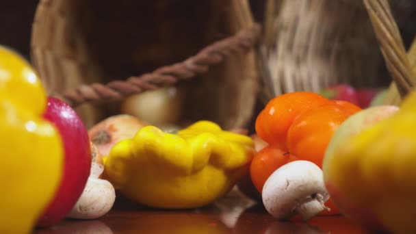 Cosecha Otoñal Acción Gracias Cornucopia Rellena Verduras Verduras Derramadas Canasta — Vídeo de stock