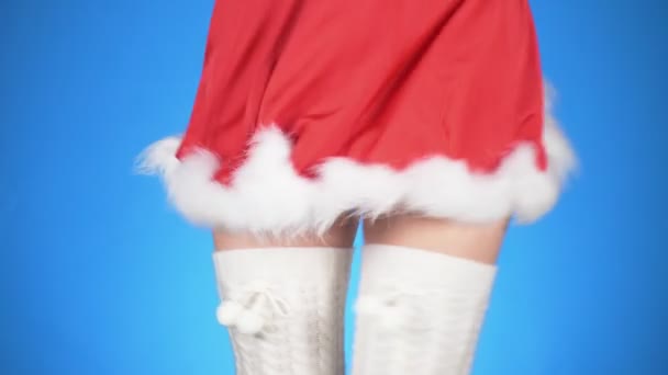 Święta Bożego Narodzenia. Młoda atrakcyjna kobieta w stroju Snow Maiden, taniec na niebieskim tle. zbliżenie, zwolnionym tempie, 4k — Wideo stockowe