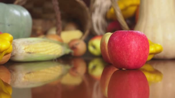 Автономний урожай або День подяки, Корнукопія, наповнена овочами, овочами, виливається з кошика на столі. 4k, ляльковий постріл — стокове відео