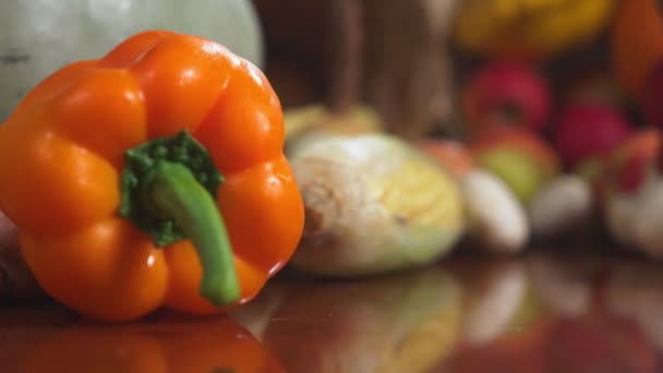Vendemmia autunnale o Ringraziamento, Cornucopia ripiena di verdure, verdure rovesciate dal cestino sul tavolo. 4k, dolly shot — Video Stock