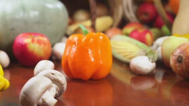 Höstens skörd eller Thanksgiving, ymnighetshorn fyllda med grönsaker, grönsaker började forsa ut ur korgen på bordet. 4k, dolly skott — Stockvideo