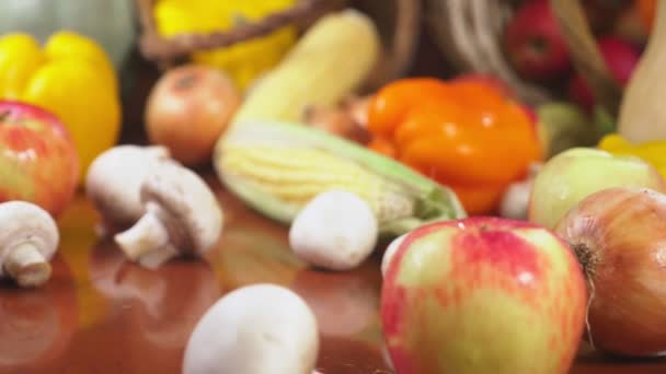 Cosecha otoñal o Acción de Gracias, Cornucopia rellena de verduras, verduras derramadas de la canasta sobre la mesa. 4k, dolly shot — Vídeo de stock