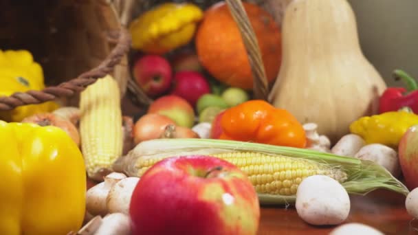 Vendemmia autunnale o Ringraziamento, Cornucopia ripiena di verdure, verdure rovesciate dal cestino sul tavolo. 4k, dolly shot — Video Stock