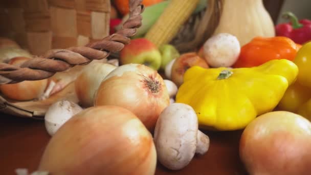 Jesiennych zbiorów lub Dziękczynienia, róg obfitości wypełnione warzyw, warzywa wylało kosz na stole. 4k, dolly strzał — Wideo stockowe