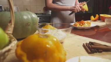 Kadın mutfakta bir kabak pasta yapmak. 4k, ağır çekim çekim. dolly vurdu