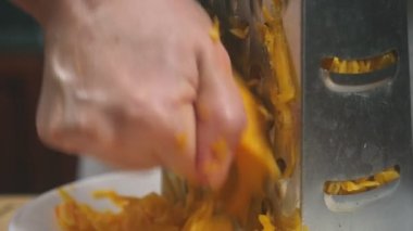 Kadın mutfakta bir kabak pasta yapmak. 4k, ağır çekim çekim. dolly vurdu