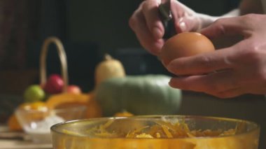 Kadın mutfakta bir kabak pasta yapmak. 4k, ağır çekim çekim. dolly vurdu
