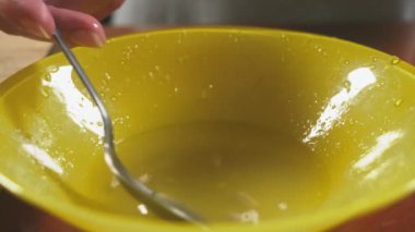 bir kadın mutfakta limon suyu sıkar. 4k, yavaş hareket, yakın çekim, dolly atış