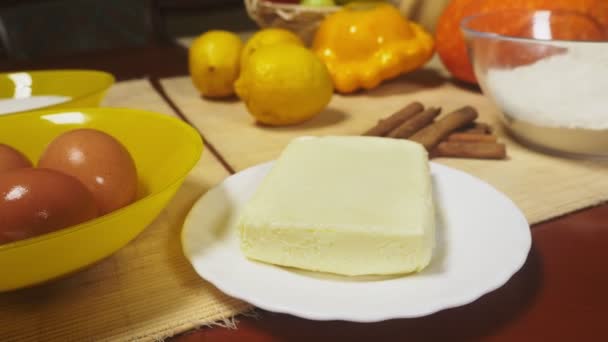 Una mujer en la cocina haciendo un pastel de calabaza. 4k, disparos en cámara lenta. dolly disparo — Vídeos de Stock