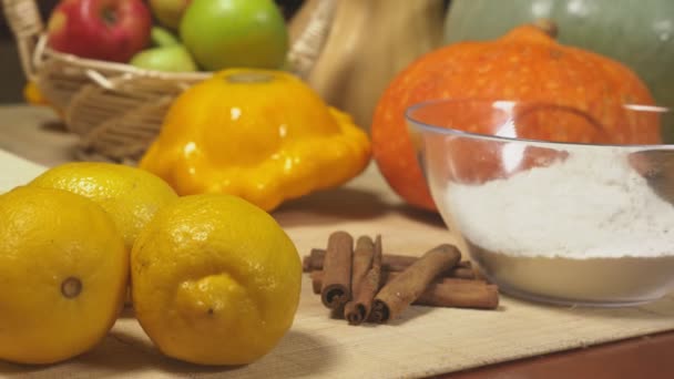 Una mujer en la cocina haciendo un pastel de calabaza. 4k, disparos en cámara lenta. dolly disparo — Vídeos de Stock