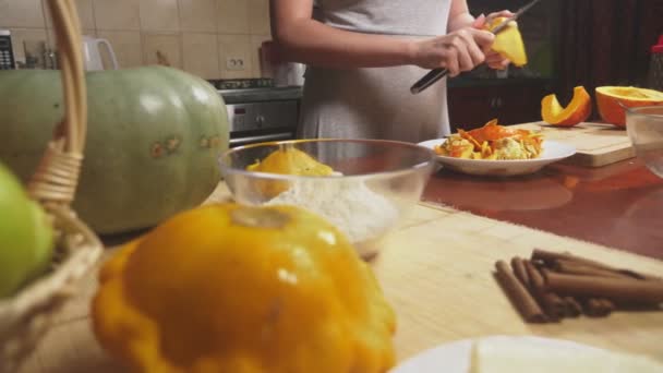 Uma mulher na cozinha a fazer uma tarte de abóbora. 4K, tiro em câmara lenta. boneca tiro — Vídeo de Stock