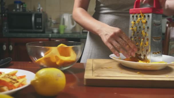 Uma mulher na cozinha a fazer uma tarte de abóbora. 4K, tiro em câmara lenta. boneca tiro — Vídeo de Stock