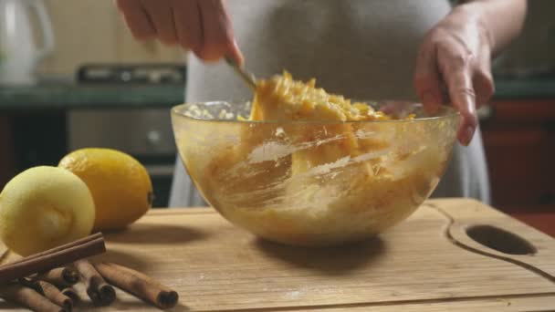 Vrouw in de keuken een pompoen taart te maken. 4k, slow-motion-video schieten. Dolly schot — Stockvideo
