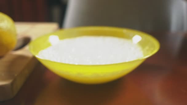 Soda slaked in lemon juice. close-up 4k, dolly shot — Stock Video