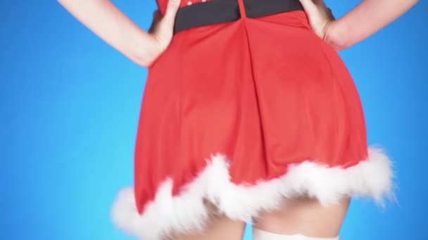 Vacaciones de Navidad. joven atractiva mujer en un traje de doncella de nieve bailando sobre un fondo azul. primer plano, cámara lenta, 4k — Vídeos de Stock