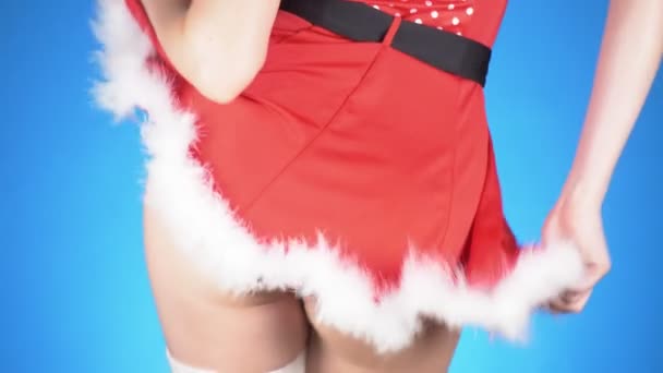 クリスマス休暇 青色の背景に踊る雪の乙女衣装で若い魅力的な女性 クローズ アップ スローモーション — ストック動画