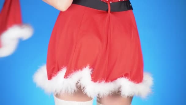 Vacaciones de Navidad. joven atractiva mujer en un traje de doncella de nieve bailando sobre un fondo azul. primer plano, cámara lenta, 4k — Vídeos de Stock