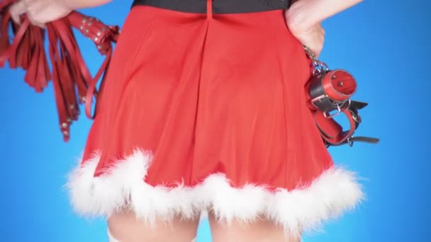Спокуслива дівчина Санта з секс-іграшками в спокусливих позах. на синьому фоні. крупним планом. Повільний рух. 4k — стокове відео