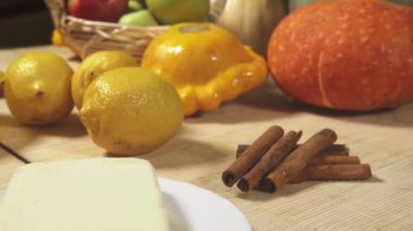 Kadın mutfakta bir kabak pasta yapmak. 4k, ağır çekim çekim. dolly vurdu