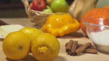 Kadın mutfakta bir kabak pasta yapmak. 4k, ağır çekim çekim. dolly vurdu