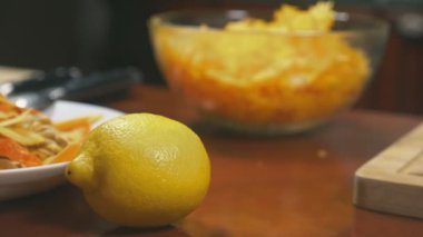 Kadın mutfakta bir kabak pasta yapmak. 4k, ağır çekim çekim. dolly vurdu.