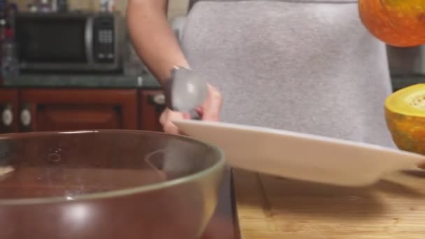 Kadın mutfakta bir kabak pasta yapmak. 4k, ağır çekim çekim. dolly vurdu — Stok video