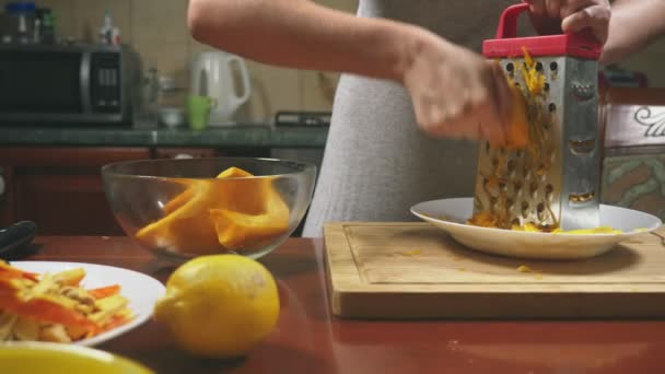 Uma mulher na cozinha a fazer uma tarte de abóbora. 4K, tiro em câmara lenta. boneca tiro — Vídeo de Stock