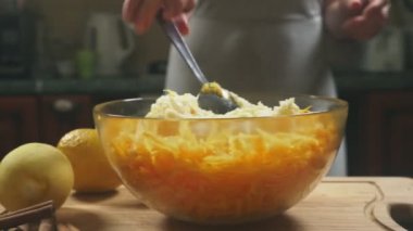 Kadın mutfakta bir kabak pasta yapmak. 4k, ağır çekim çekim. dolly vurdu