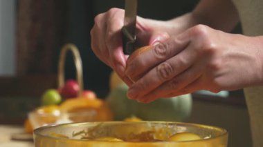 Kadın mutfakta bir kabak pasta yapmak. 4k, ağır çekim çekim. dolly vurdu