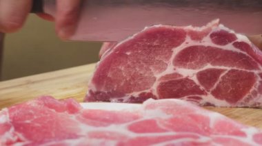 bir adam ağır çekimde bıçakla çiğ et keser. 4k, yakın çekim