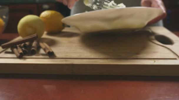 カボチャのパイを作る台所の女性。4 k、スローモーション撮影します。ドーリー ショット — ストック動画