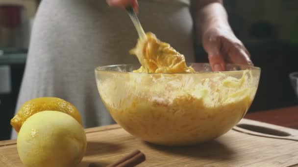 Uma mulher na cozinha a fazer uma tarte de abóbora. 4K, tiro em câmara lenta. boneca tiro — Vídeo de Stock