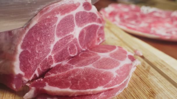 Un uomo taglia carne cruda con il coltello in Slow Motion. 4k, primo piano — Video Stock