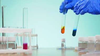 kimyasal deneyler, laboratuvar test tüpleri reaktifleri ile. 4k, yakın çekim