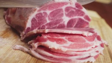 bir adam ağır çekimde bıçakla çiğ et keser. 4k, yakın çekim