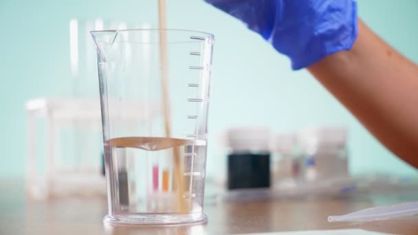 Experimentos químicos, tubos de ensaio de laboratório com reagentes. 4k, close-up — Vídeo de Stock